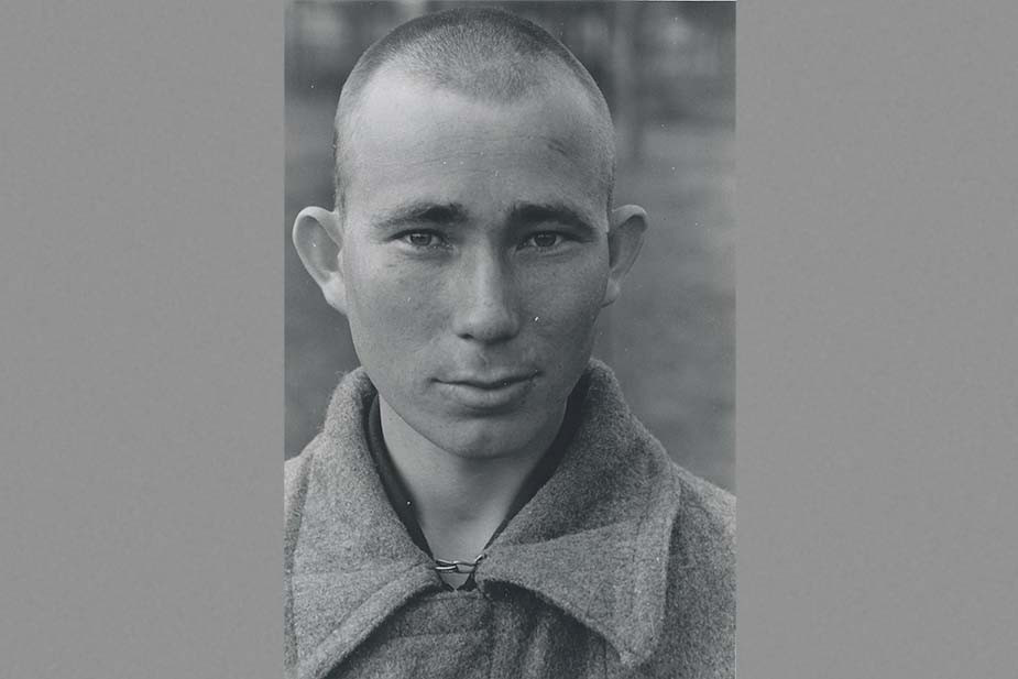Советский пленный. Надпись на обороте: «Коми». В собранном нами фонде фотографий есть серия портретных снимков. Они были сделаны, по-видимому, в одном и том же месте и одним человеком. Ни место, ни дата, ни автор снимков неизвестны