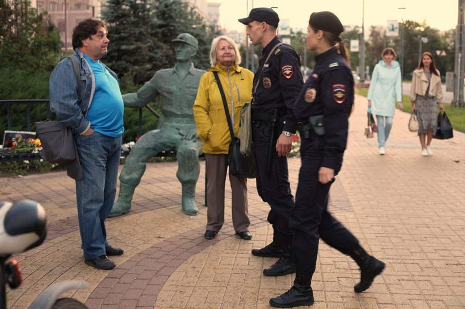 Полиция задерживает Павла Милославского после возложения цветов у места самосожжения
