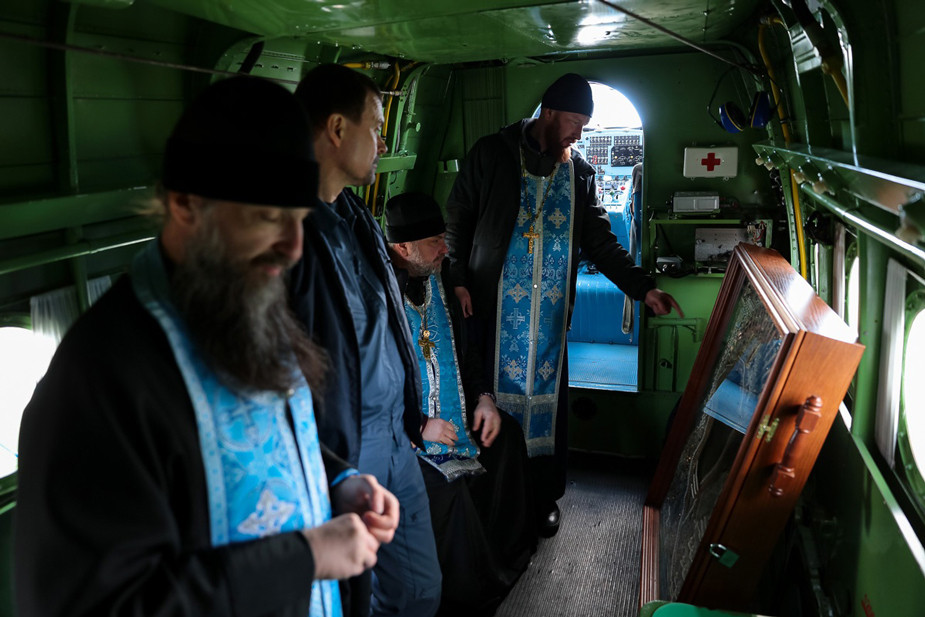 Священики во время воздушного крестного хода над Курганской областью, апрель 2024 года. Фото: Курганская епархия