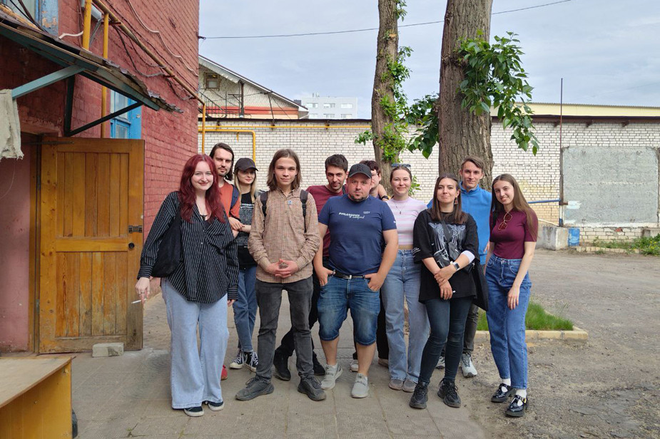 Команда Павла Сычёва (он в центре, в темно-синей футболке)
