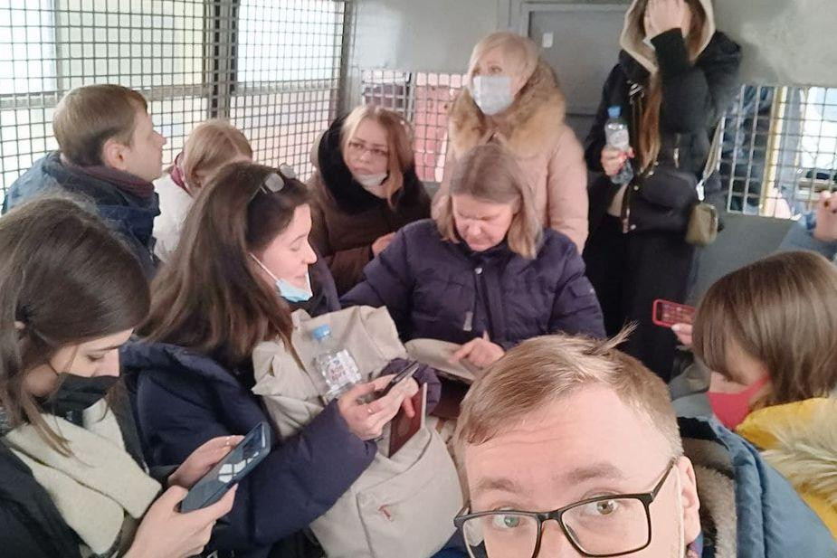Задержанные депутаты в автозаке