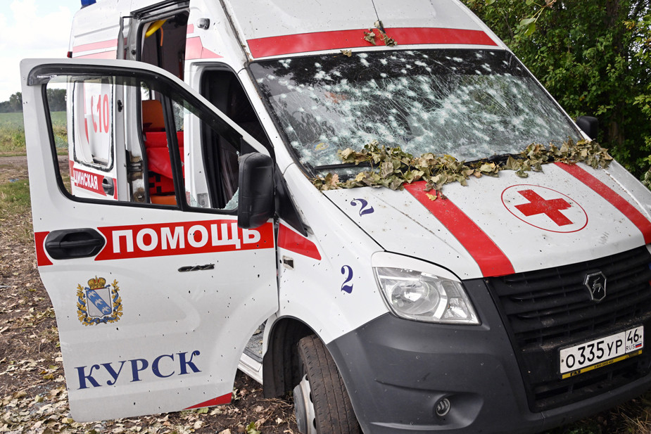 Обстрелянная машина скорой помощи на трассе Суджа — Курск, 8 августа 2024 года. Фото: Анатолий Жданов / Коммерсантъ / Sipa USA / Vida Press