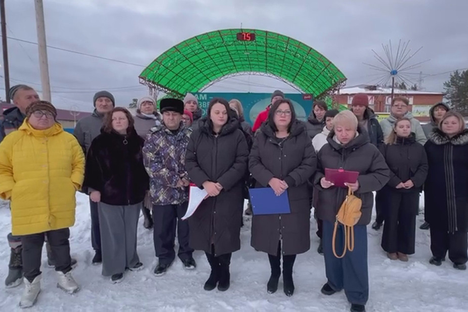 Жители Нового Уояна, протестующие против отстранения Ольги Ловчей от должности главы поселка, октябрь 2024 года. Фото: @kuterginabratsk / Telegram