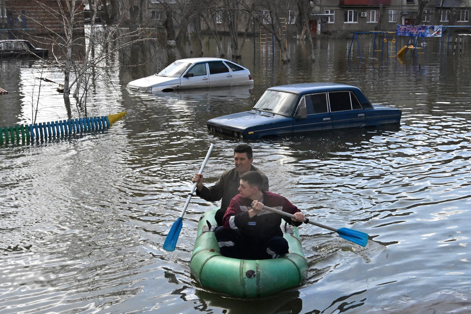 Затопленный двор жилого дома в Орске, 10 апреля 2024 года. Фото: Анатолий Жданов / Коммерсантъ / Sipa USA / Vida Press