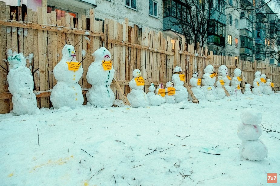 Снеговики возле стройки в Костроме