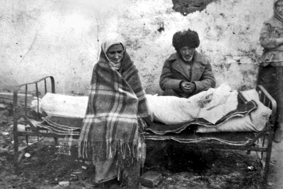 Ингушская семья Газдиевых у тела умершей дочери. Казахстан, 1944 год