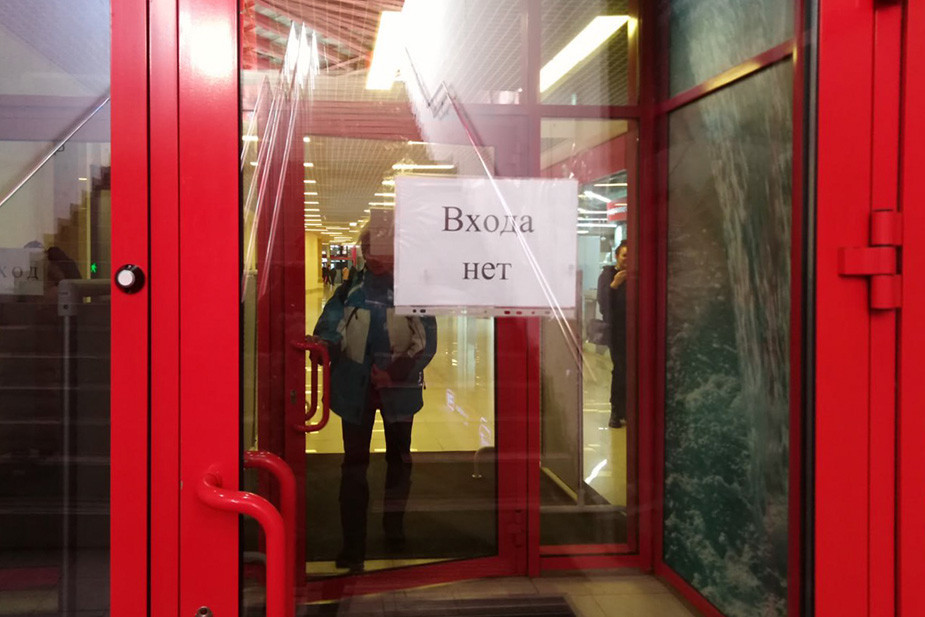 Of three entrances to the health complex open is only one. Photo of the author