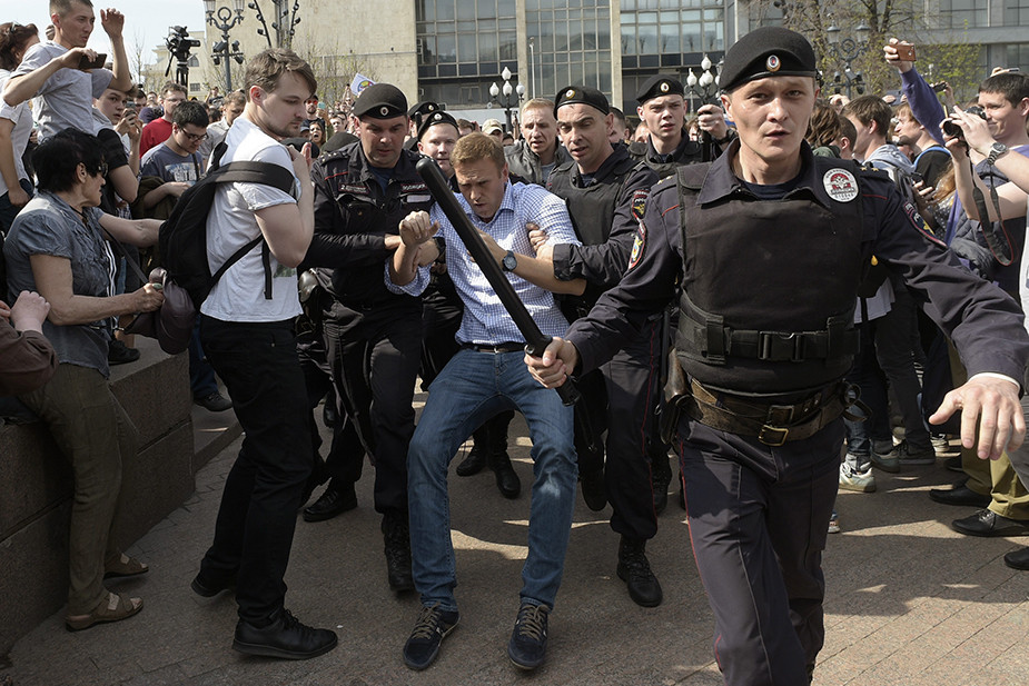 Задержание Навального на акции протеста "Он нам не царь" на Пушкинской площади в Москве, 5 мая 2018 года