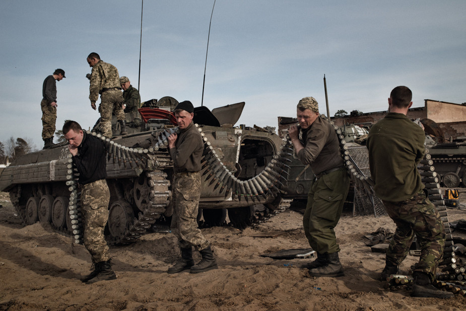 Днепропетровск, Украина. 26 марта 2015 года. Солдаты загружают боеприпасы в старый БТР в тренировочном лагере недалеко от Днепропетровска