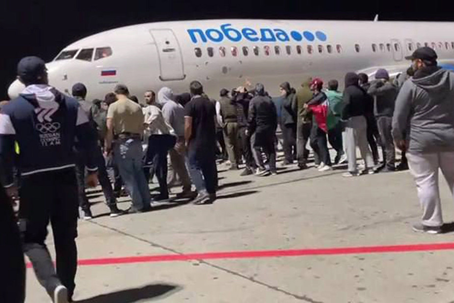 Участники беспорядков в махачкалинском аэропорту 29 октября окружили один из самолетов