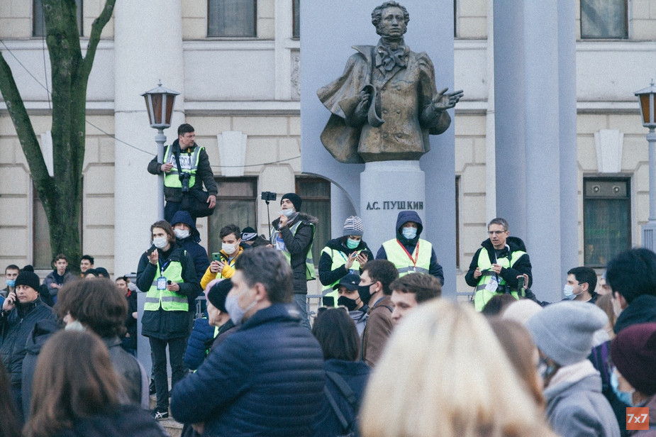 Журналисты в светоотражающих жилетах на протестной акции в Воронеже в 2021 году