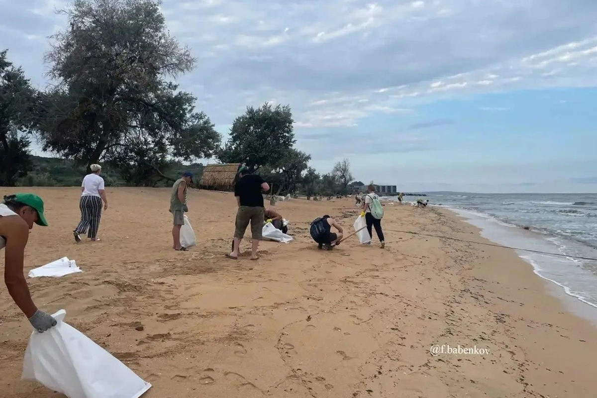 Уборка пляжа Приморско-Ахтарска. 