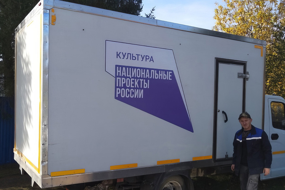 Машина, куда сгрузили книги из библиотеки