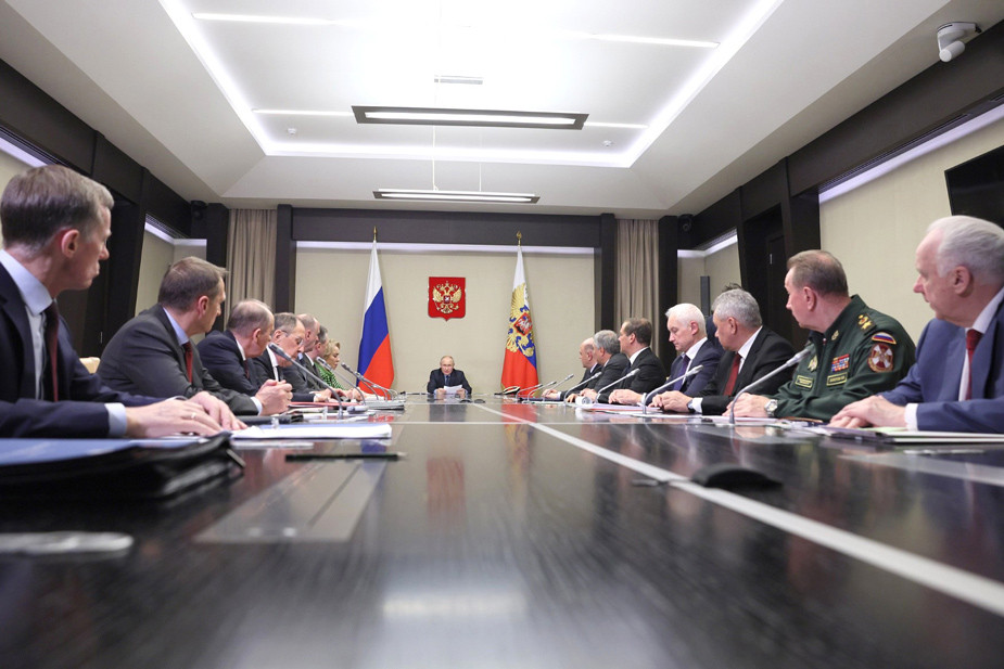 Совещание, которое Владимир Путин собрал после беспорядков в аэропорту Махачкалы